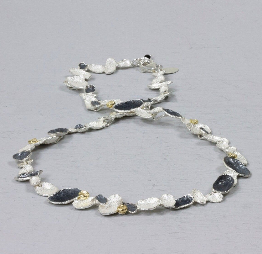 Een collier waarbij je gelijk ziet dat hij van Jeh Jewels is. Gemaakt van 925 sterling zilver in combinatie met geoxideerd zilver en zilver verguld. Als je de losse schakels los bekijkt dan zijn het net de vleugels van een vlinder.